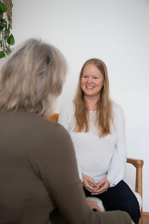 Ingrid Otepka in einer Einzelberatung zu MBSR